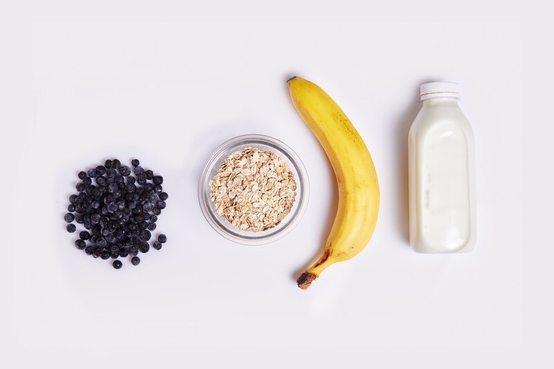 Smoothie ingredients: oats, berries, banana and almonds.