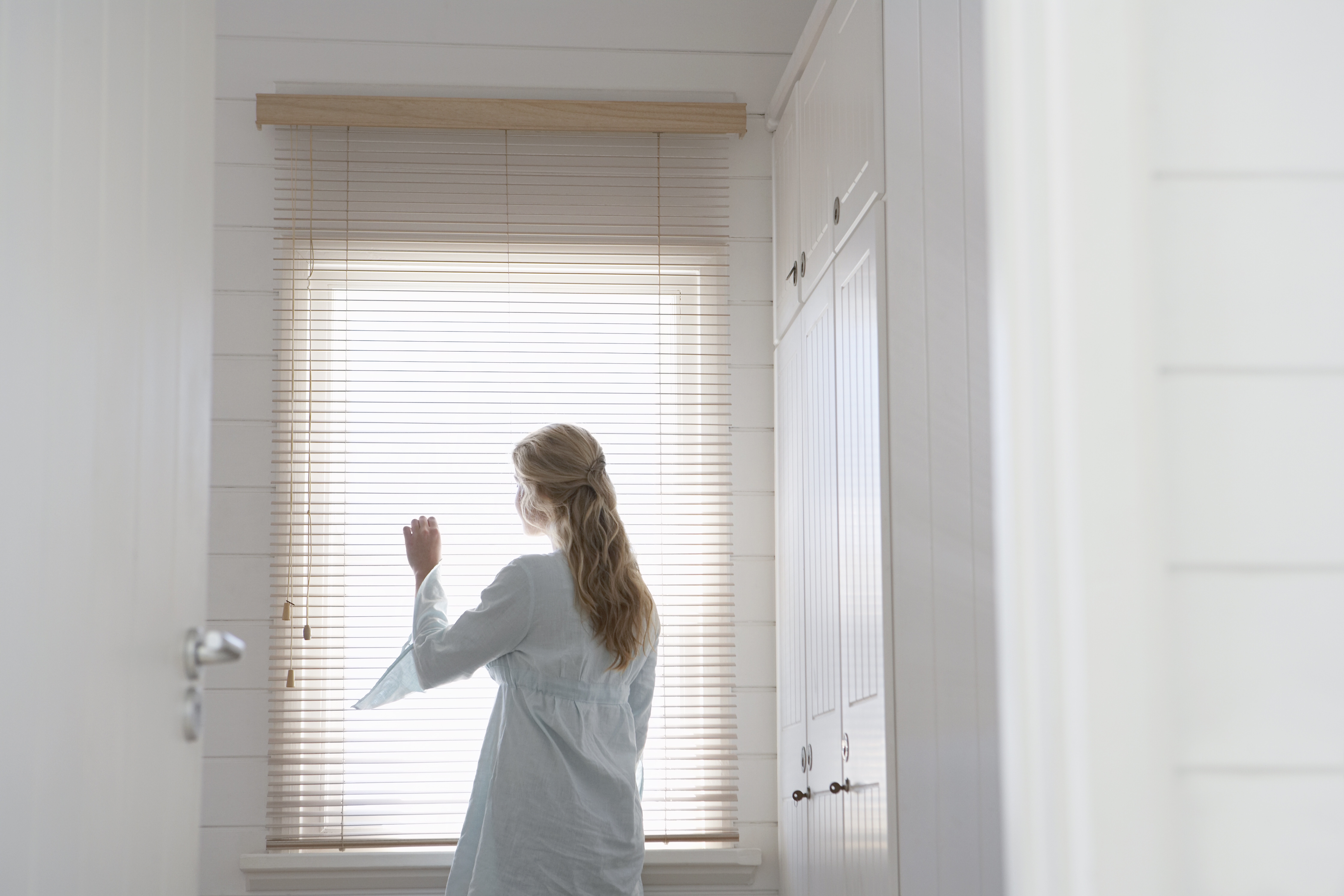 Standing at the window. Жалюзи девушка. Сквозь жалюзи. Девушка в душе видно через шторку. Женщина смотрит на потолок.